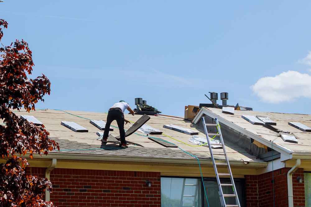 Hiring local roofing expert in Mentor